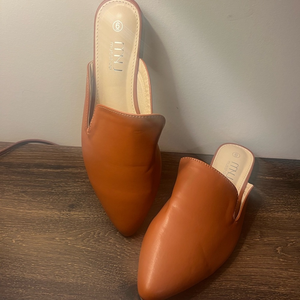 MUSSHOE Women’s Tan Slip-On Mules/Flats size 6 - Brand New